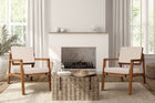 duas poltronas decorativas comodita jatoba e tecido bege proximo a lareira