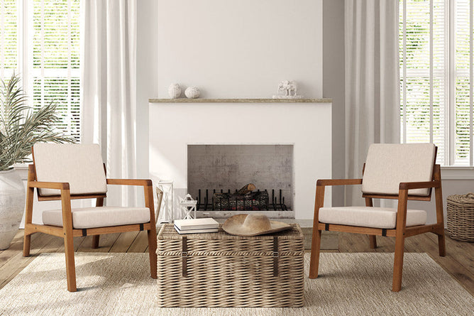 duas poltronas decorativas comodita jatoba e tecido bege proximo a lareira