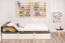 duas estantes multiuso de parede legno grande cru vista de frente em quarto infantil com livros