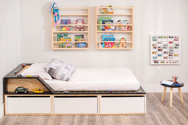 duas estantes multiuso de parede legno grande cru vista de frente em quarto infantil com livros