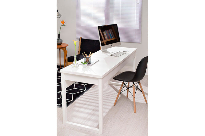 escrivaninha para computador 160 duna branco giz decorada com computador sobre o tampo com cadeira em frente