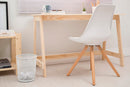 escrivaninha para estudo legno cru vista na diagonal com objetos sobre o tampo com cadeira em frente e mesa de cabeceira legno ao lado