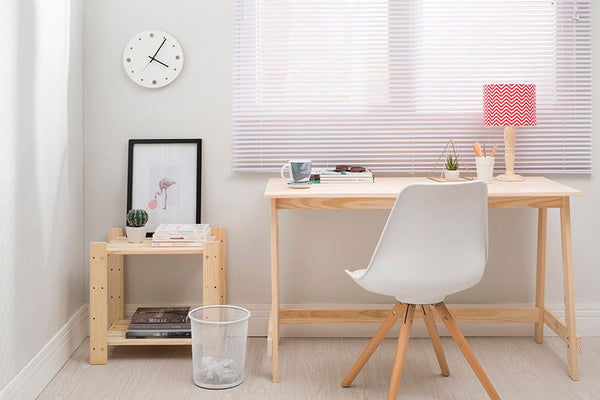 escrivaninha para quarto legno cru vista de frente com objetos sobre o tampo com cadeira em frente e mesa de cabeceira legno ao lado