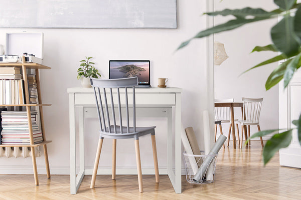 escrivaninha pequena 80 duna branco giz ambiente escritorio vista de frente com notebook sobre o tampo e cadeira em frente