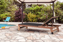 foto ambientada espreguiçadeira de madeira trama jatobá e corda preta em área da piscina