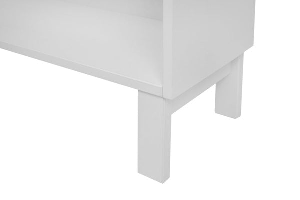 estante de sala organizadora 2 prateleiras tools branco giz em fundo infinito focando nos pes
