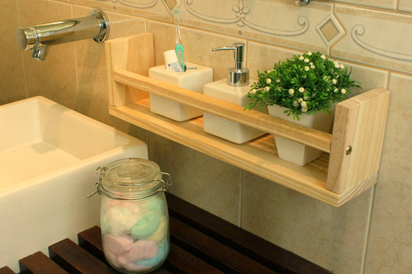 estante para banheiro de parede legno pequena cru no lavabo como prateleira de parede de banheiro com objetos visto de cima