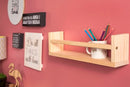 estante para sala de parede legno pequena cru fixaca na parede rosa vista na diagonal com objetos sobre ela