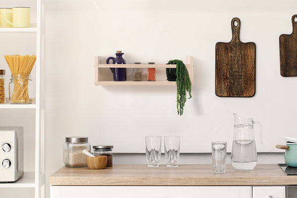 estante de parede pequena legno cru ambientada na cozinha com temperos