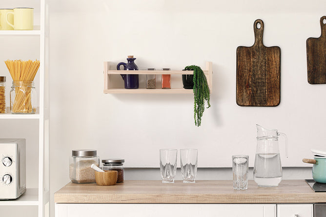 estante de parede pequena legno cru ambientada na cozinha com temperos