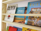estante madeira de parede legno grande cru com livros focando no acabamento