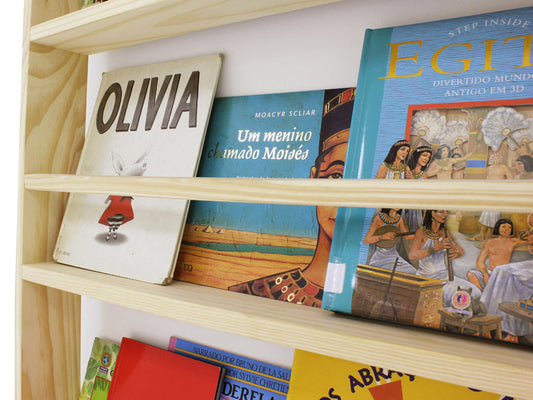 estante madeira de parede legno grande cru com livros focando no acabamento