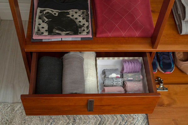 foto ambientada armario de quarto guarda roupa closet caramelo focando na gaveta aberta com roupas visto de cima