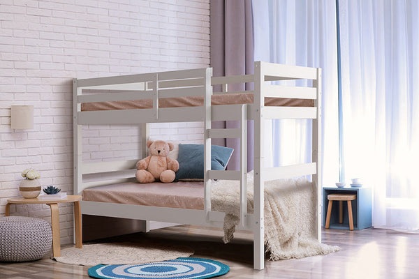 foto ambientada beliche branco teen em quarto infantil decorado com urso em cima