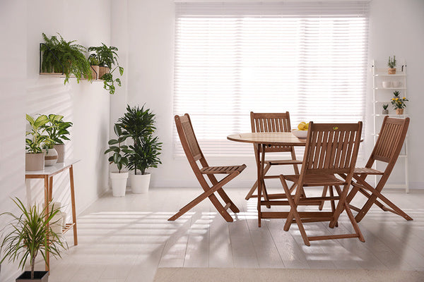 foto ambientada cadeira madeira dobravel jatoba em churrasqueira com mesa dobravel jatoba