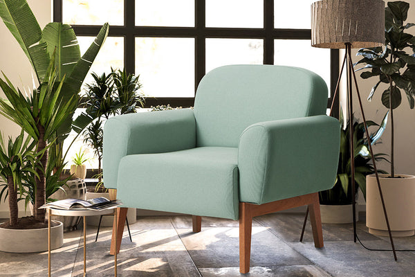 foto ambientada cadeira poltrona agnes natural e tecido verde em sala de estar