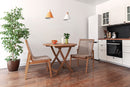 foto ambientada cadeiras para mesa de cozinha trama kit com 2 jatoba e corda areia com cozinha branca ao fundo