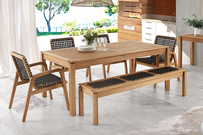 foto ambientada cadeiras para mesa de jantar com braco trama jatoba e corda preta com varias cadeiras em volta de uma mesa para churrasqueira