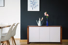 foto ambientada com buffet para sala de jantar 3 portas prisma garapa e off white visto de frente