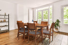 foto ambientada da cadeira jantar lotus kit com 2 caramelo em sala de jantar vista de lado com mesa de jantar 4 lugares lotus