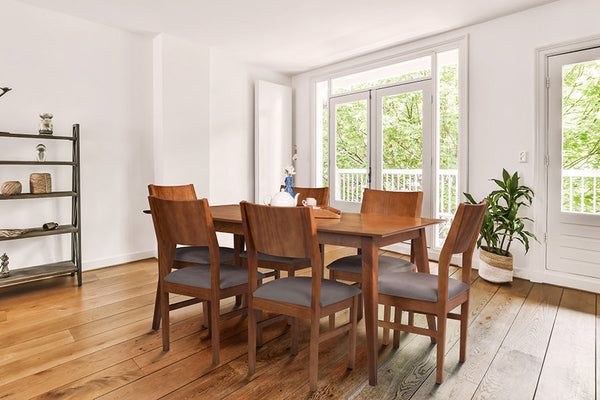 foto ambientada da cadeira jantar lotus kit com 2 caramelo em sala de jantar vista de lado com mesa de jantar 4 lugares lotus