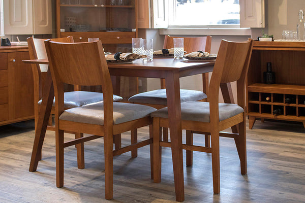 foto ambientada da cadeiras para mesa de jantarlotus kit com 2 caramelo em uma sala de jantar