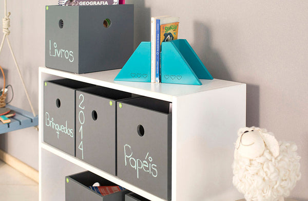 foto ambientada da caixa organizadora de brinquedos tools cinza alterada em quarto infantil