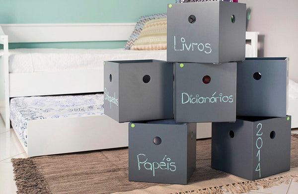 foto ambientada da caixa para brinquedos organizadora tools cinza alterada em quarto infantil empilhadas