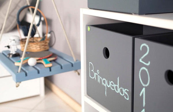 foto ambientada da caixa para organizar tools cinza alterada em quarto infantil focando nos detalhes visto de lado