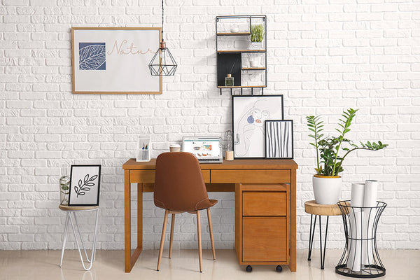 foto ambientada da escrivaninha 120cm duna na cor cerezo com gaveteiro para quarto duna cerezo em home office