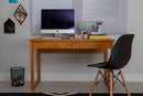 foto ambientada da escrivaninha para notebook 120 duna cerezo vista de frente com computador sobre o tampo e cadeira ao lado