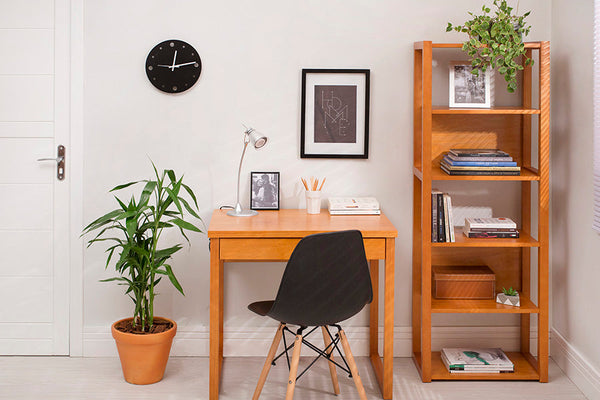 foto ambientada da escrivaninha para quarto 80 duna cerezo vista de frente com objetos sobre o tampo e cadeira em frente e estante duna ao lado