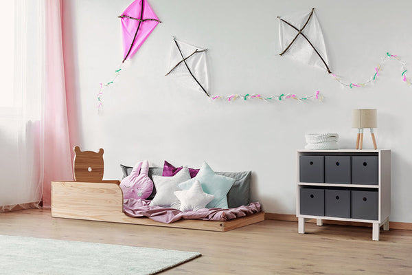 foto ambientada da estante organizadora com caixas tools branco giz e quadro cinza em quarto infantil com cama montessori abraco de urso ao lado