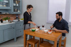 foto ambientada da mesa cozinha 4 lugares puerto nozes em cozinha vista de cima com loucas sobre o tampo