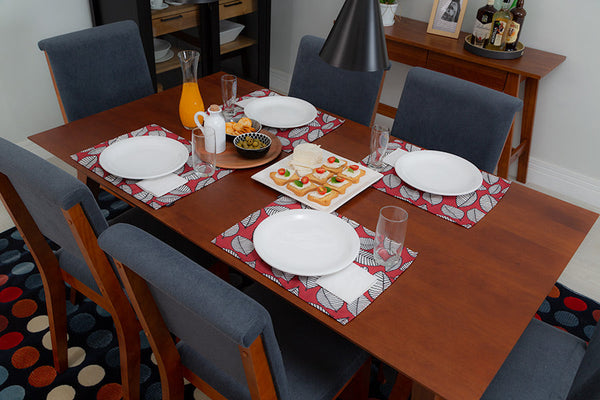 foto ambientada da mesa de cozinha 6 lugares lotus caramelo vista de cima com 6 cadeiras e loucas sobre o tampo