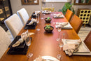 foto ambientada da mesa jantar 8 lugares lotus caramelo focando no tampo com loucas sobre ele e com 6 cadeiras