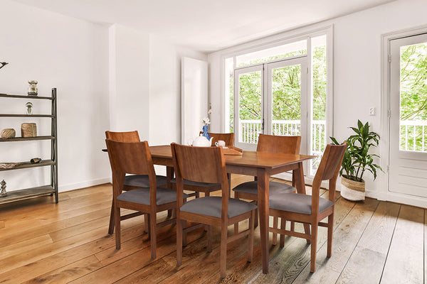 foto ambientada da mesa jantar de madeira 6 lugares lotus caramelo em sala de jantar vista na diagonal com 6 cadeiras lotus