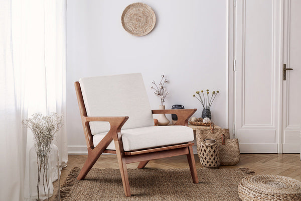 foto ambientada da poltrona decorativa tris amendoa e tecido cru em sala de estar