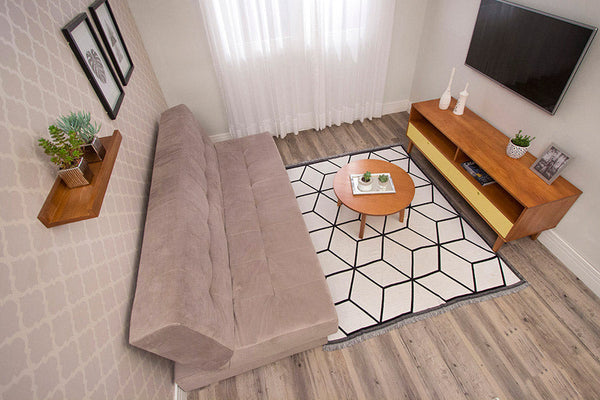 foto ambientada da prateleira de livros brisa pequena doce de leite escovado vista de cima com objetos sobre ela mostrando sofa e rack