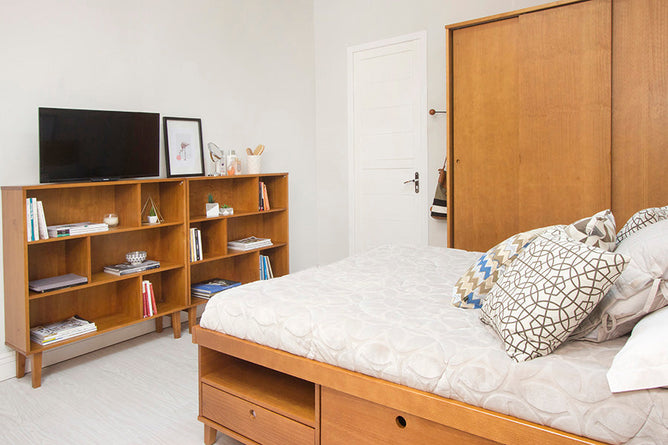 foto ambientada das 2 estantes para quarto charme doce de leite escovado com objetos e tv sobre a estante