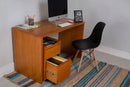 foto ambientada do gaveteiro de mesa duna cerezo em home office vista na diagonal em home office com gaveta inferior aberta com arquivos dentro embaixo de escrivaninha