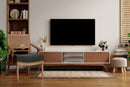 foto ambientada do rack branco tv com gavetas kepler garapa e off white visto em diagonal com tv e objetos sobre ele em sala de estar