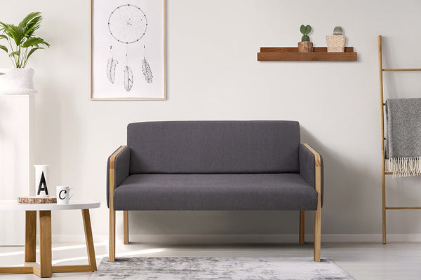 foto ambientada do sofa cinza 2 lugares arpoador natural e tecido cinza escuro em sala de estar com prateleira brisa pequena fixada na parde