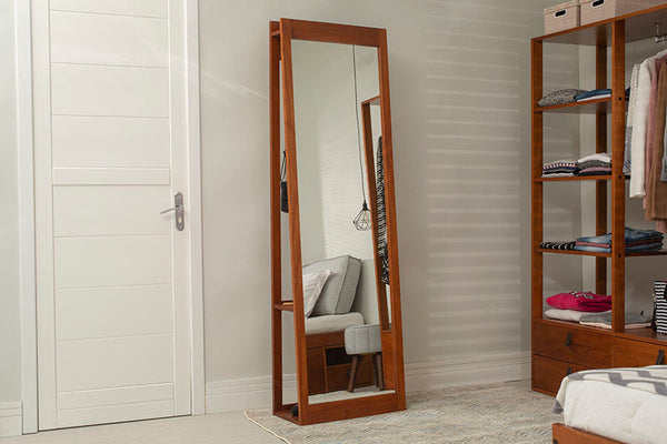 foto ambientada espelho corpo inteiro de chao com cabide bali visto de frente no quarto focando no espelho com guarda roupa closet ao lado