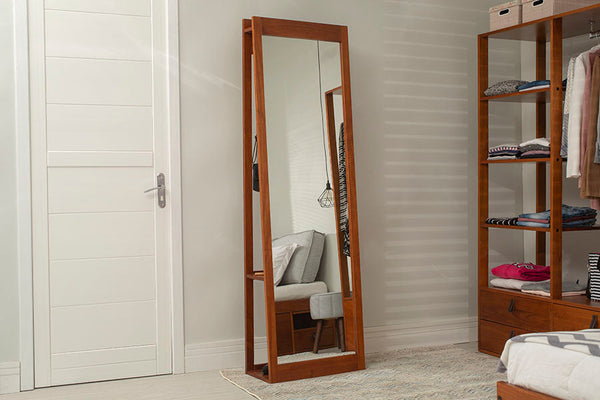 foto ambientada espelho corpo inteiro de chao com cabide bali visto de frente no quarto focando no espelho com guarda roupa closet ao lado