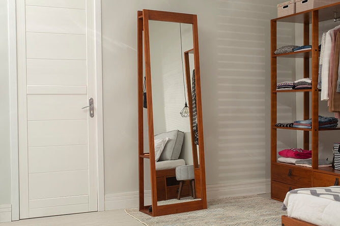 foto ambientada espelho corpo inteiro de chao com cabide bali visto de frente no quarto focando no espelho com guarda roupa closet ao lado