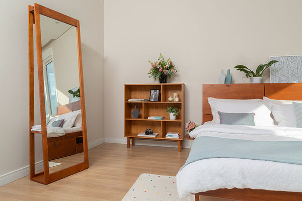 foto ambientada espelho para decoracao de chao com cabide bali caramelo e ao lado cama de casal bali caramelo
