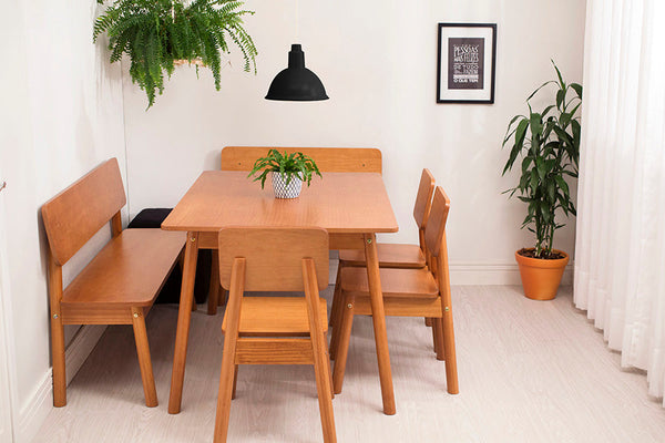 foto ambientada mesa 6 lugares de jantar baviera nozes vista de frente com um banco 2 lugares e um banco 3 lugares e tres cadeiras