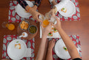 foto ambientada mesa de jantar 4 lugares lotus caramelo mostrando tampo visto de cima com loucas sobre ele