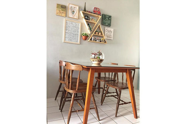 foto ambientada mesa de jantar pequena 4 lugares lotus caramelo com 4 cadeiras envolta